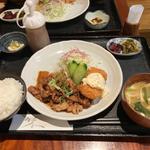 豚の生姜焼き＆カニクリームコロッケ定食(キッチン夢や)