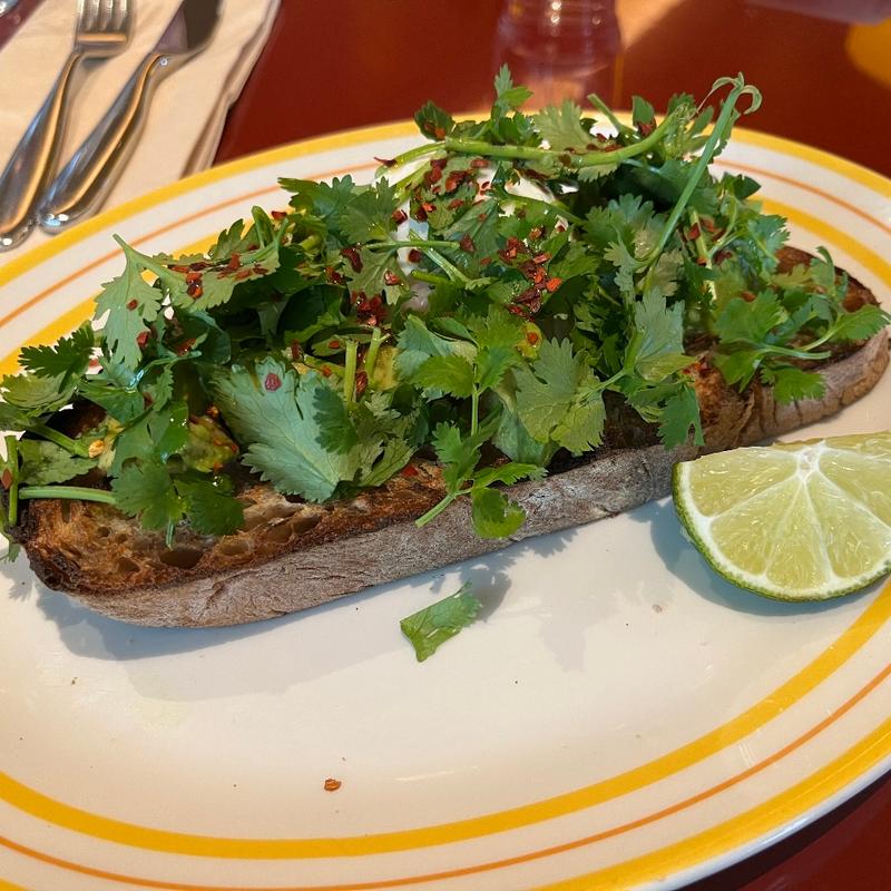 アボカドトースト　ポーチドエッグ付き(bills 大阪 （ビルズ）)