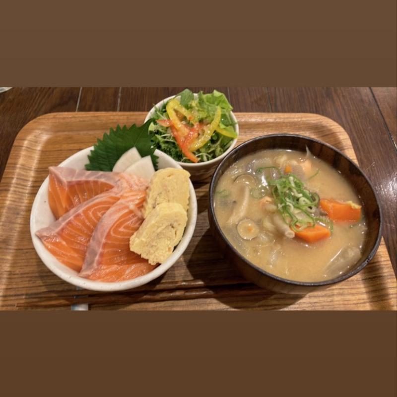 たっぷり生サーモン(Cafeクマとサーモンと)