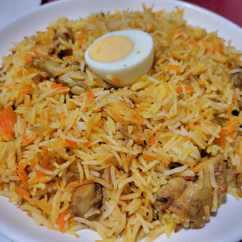 チキンビリヤニ(ケバブの山)