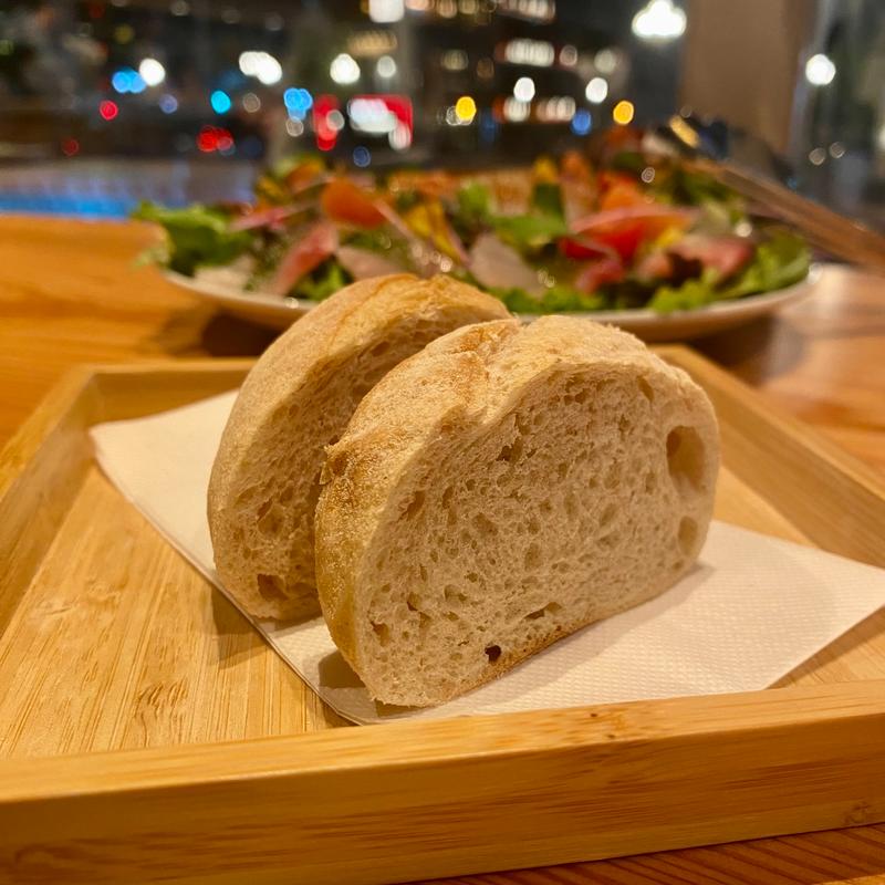 パン(海鮮 地中海料理 MERAKI RIVERET)