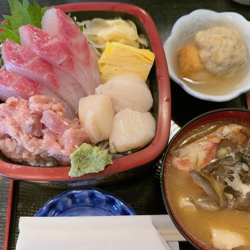 かんぱち、ネギトロ、ホタテ三種丼(いざかや 竜と蕉)
