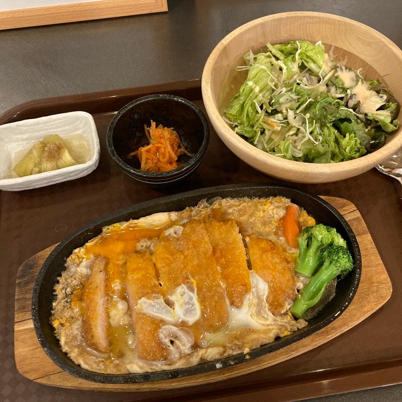 カツとじ定食(レストラン プレミアムシート アパホテル福岡渡辺通駅前)