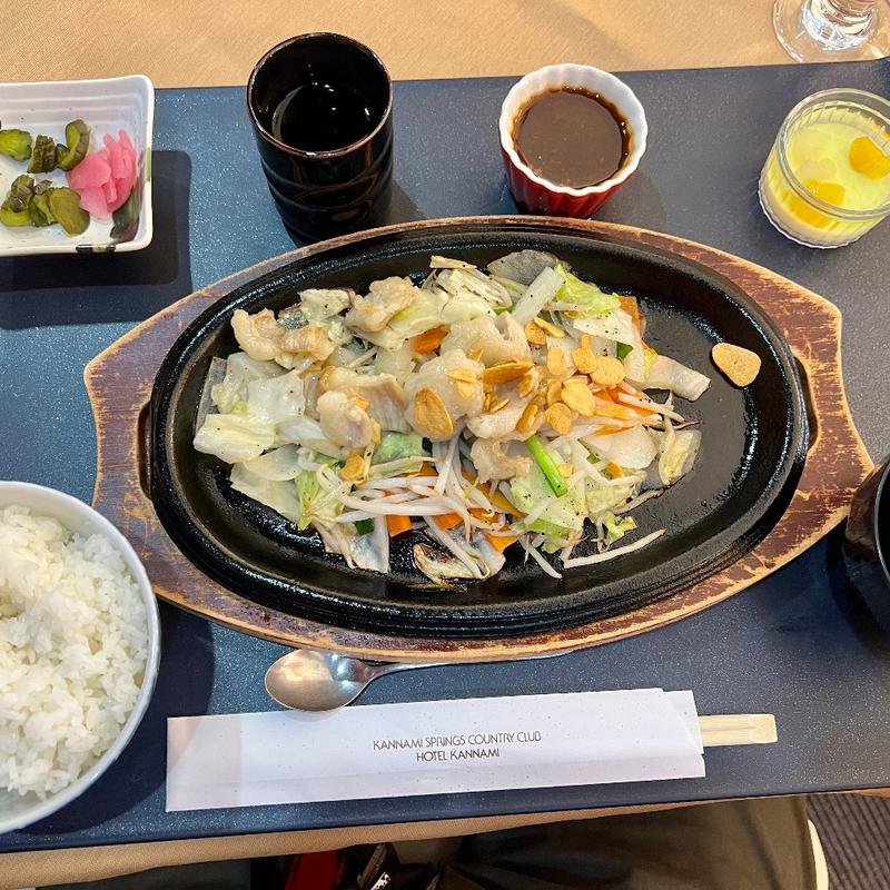 熱々！鉄板牛ホルモン(ペニンシュラ )