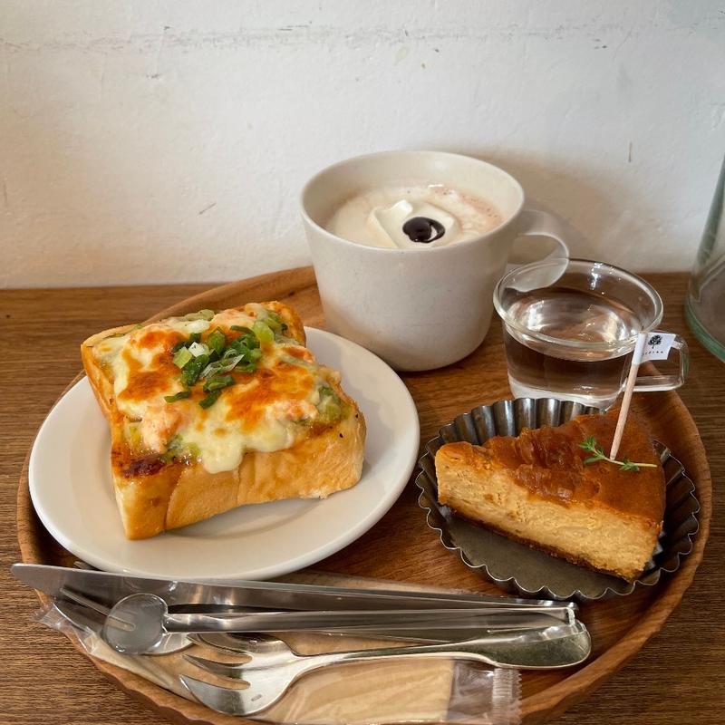 しゃけとキャベツのみそクリームチーズトースト&りんごとカラメルのチーズケーキ&チョコチョコミルク(anzu to momo)