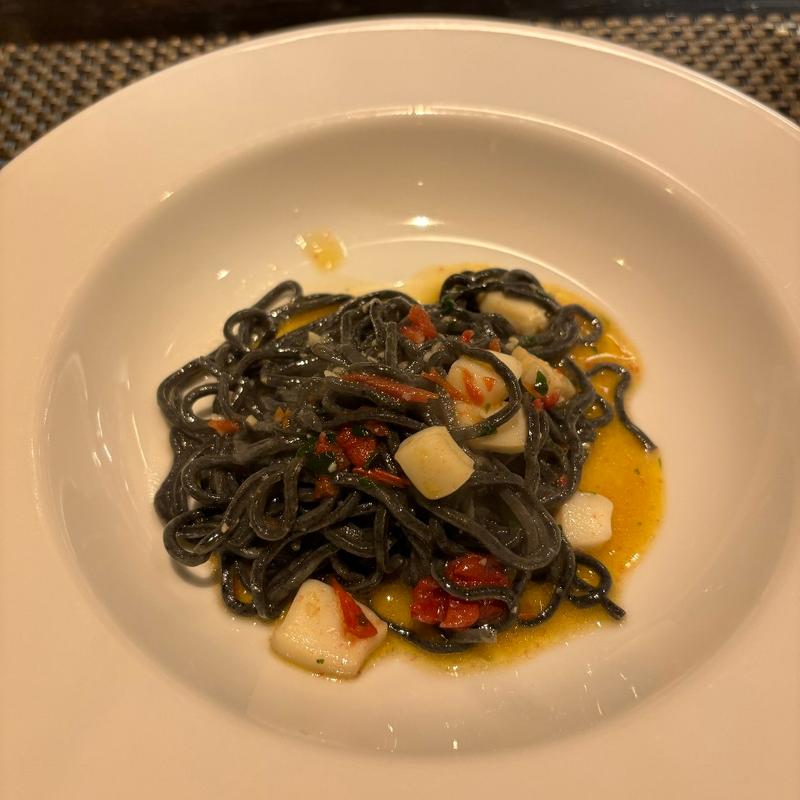 イカ墨のパスタ、トマト(ワインバー ロッシ（WINEBAR Rossi）麹町)