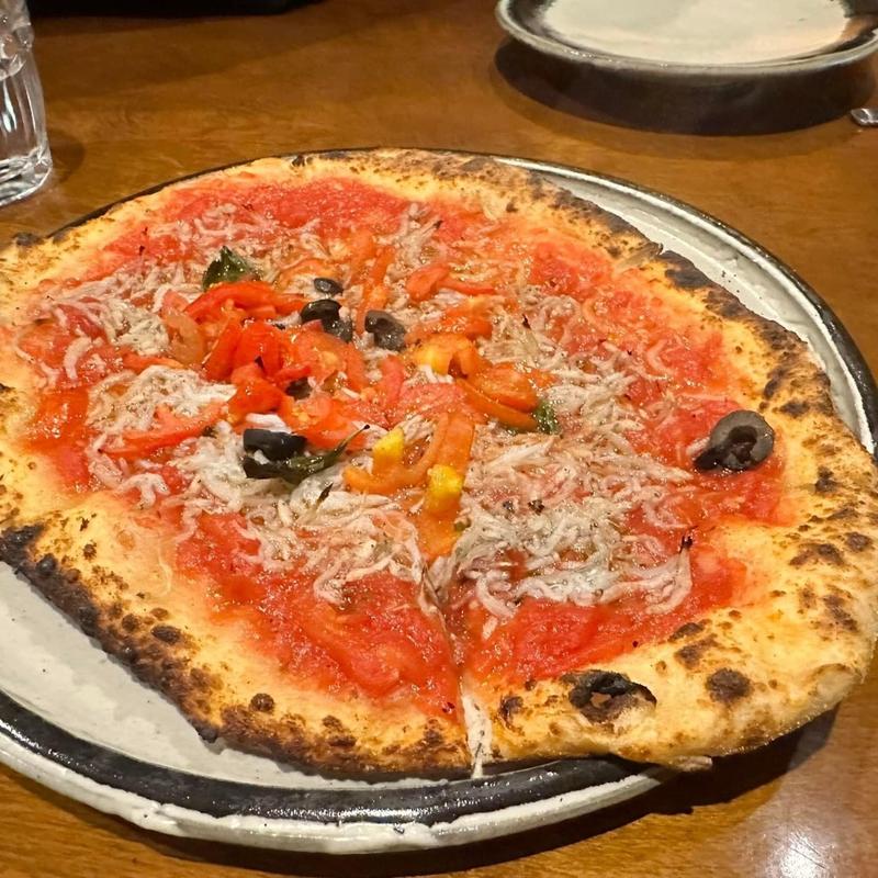 トマトとしらすのピザ(薪窯ピザ&ジェラート オモト)