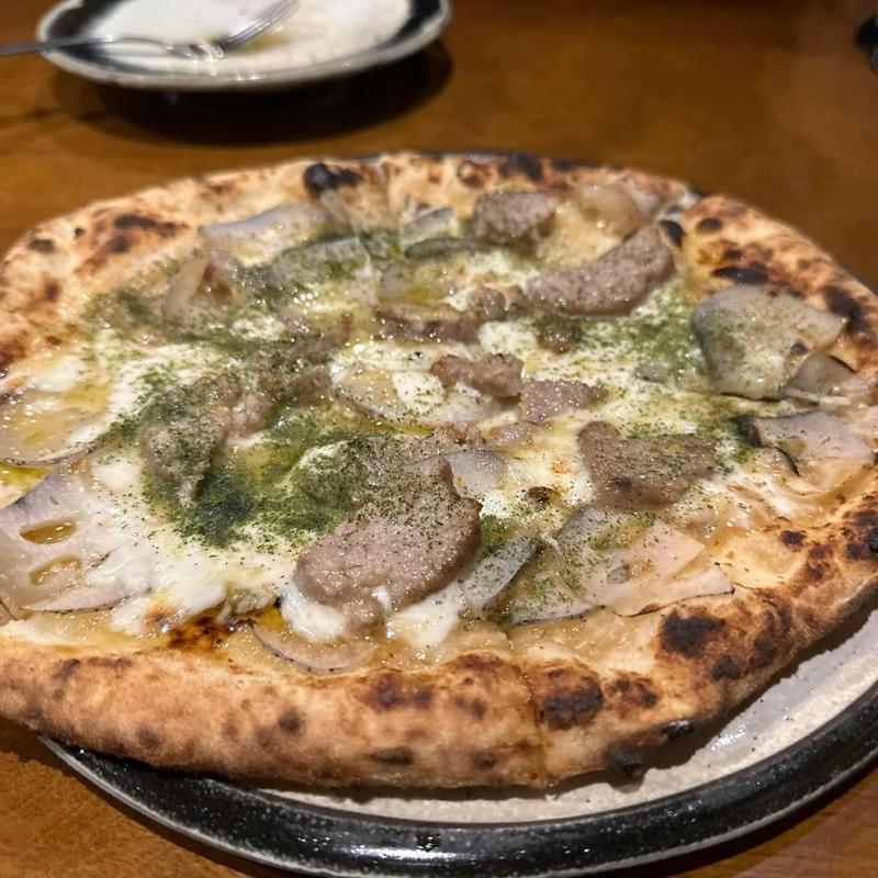 自家製ソーセージと蓮根 黒枝豆味噌ピザ(薪窯ピザ&ジェラート オモト)