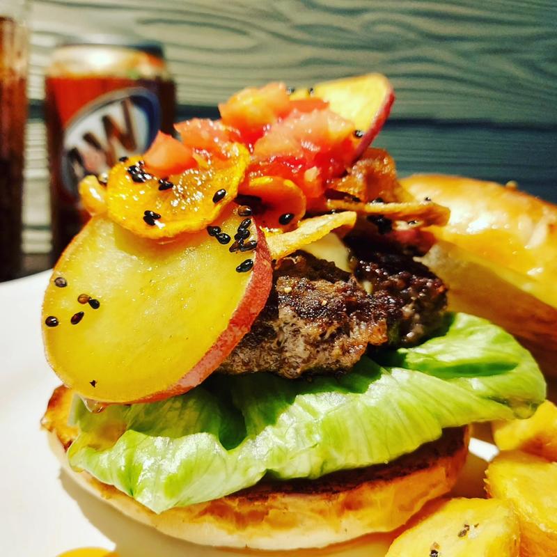 大学根菜と自家製サワークリームバーガー(だるま珈琲)