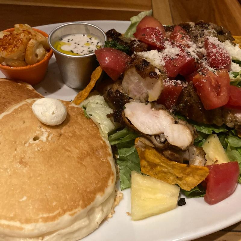 グリルドチキンシーザーサラダパンケーキ(コナズ珈琲成城)