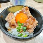 月見ヒネ鶏つくねステーキソース丼(ラーメン専科 竹末食堂)