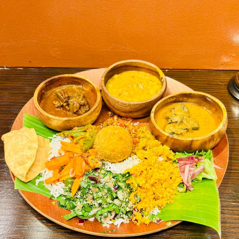 3種カレーおもてなしプレート(シナモンガーデン 関内店)