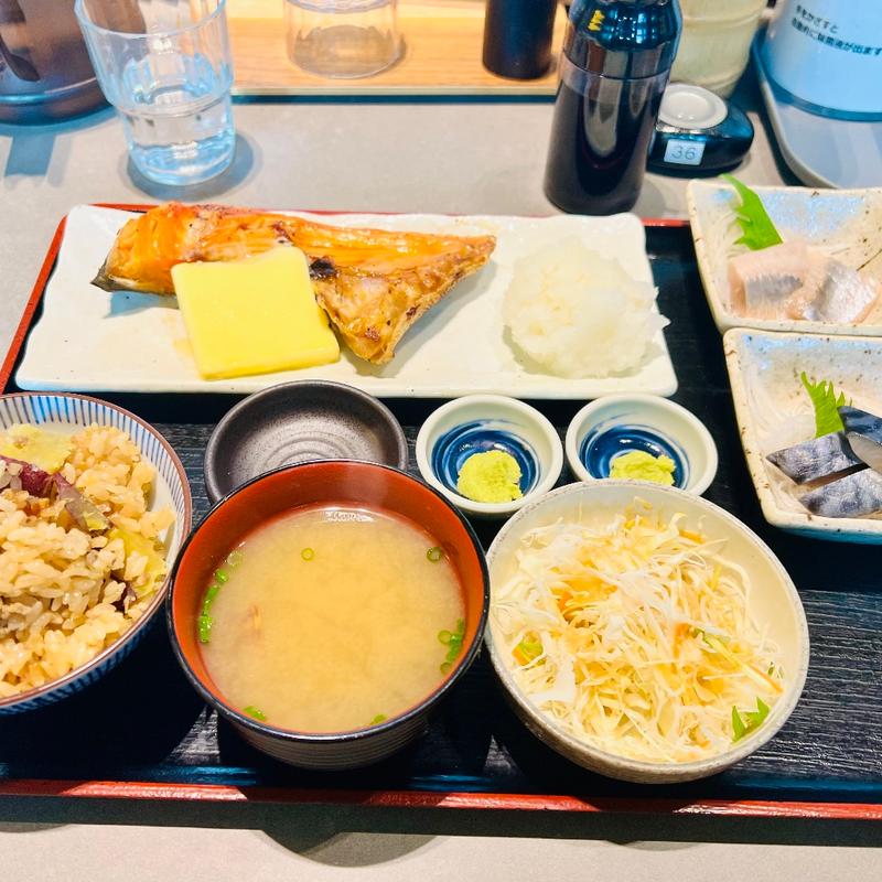 発酵バター生干し厚切り鮭のセット(一夜干しと海鮮丼 できたて屋 JRタワーステラプレイス店)
