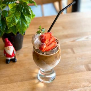 苺とチョコiceのラテフロート(5 waters cafe)