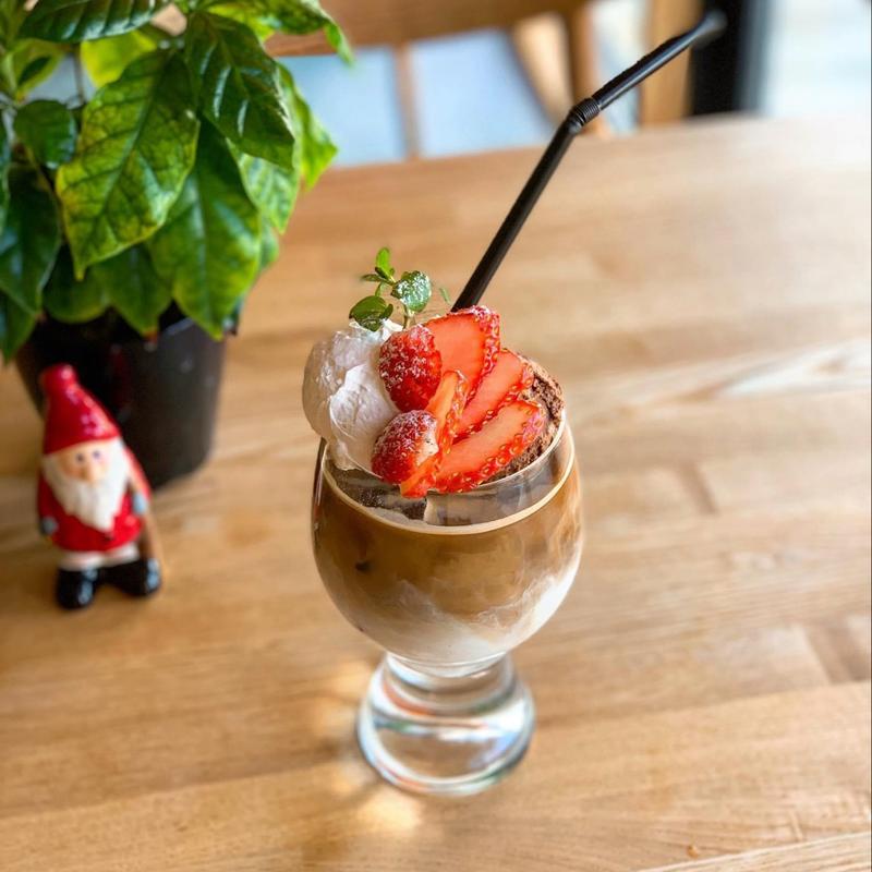 苺とチョコiceのラテフロート(5 waters cafe)