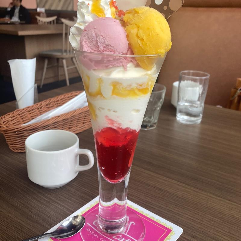 トリプルジェラートパフェ(キャッツカフェ)