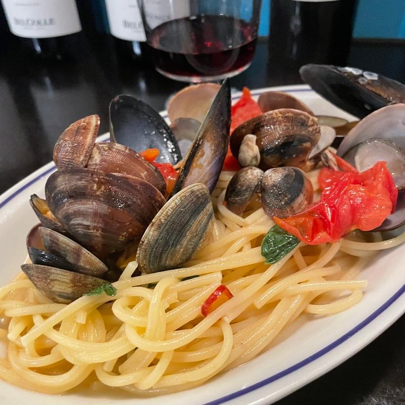 名物！色々貝類のナポリ風スパゲッティ(魚介のアズーロ風)(オステリアバル ロッツォアズーロ （osteria bar rozzo azzurro）)