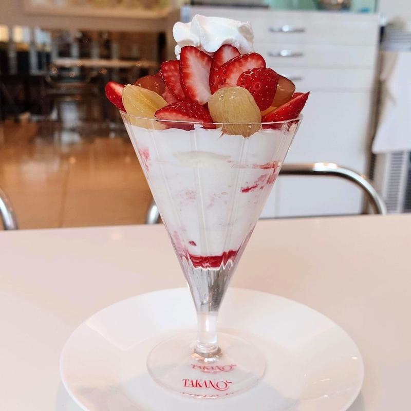 国産苺と紫苑のパフェ(新宿高野本店 タカノフルーツパーラー)