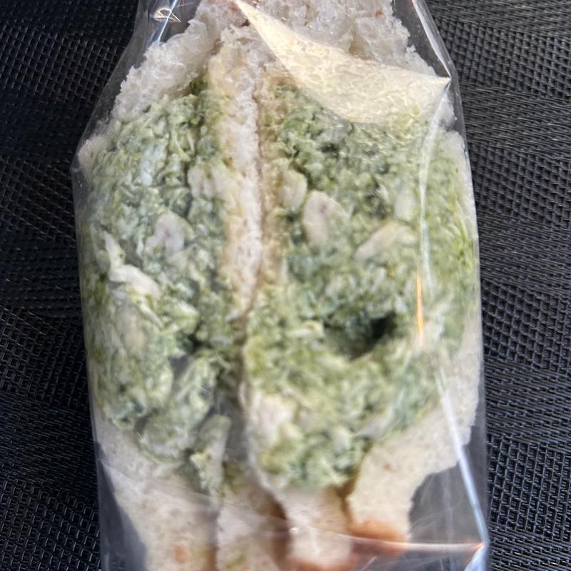 ほぐし鶏のバジルサンド(火の食堂)