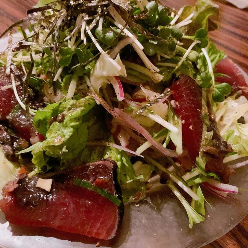 カツオタタキ和サラダ(ワイン食堂 ITADAKIYA)