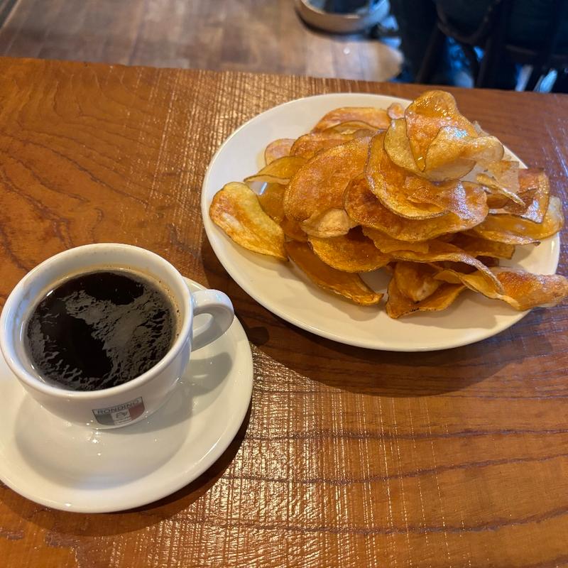 トリュフ味のポテトチップ　ブレンドコーヒー(アンティコロンディーノ)