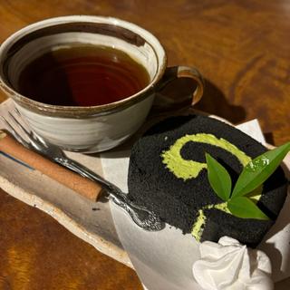 炭のロールケーキと紅茶のセット(登り窯カフェ （ノボリガマカフェ）)
