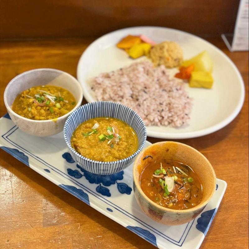 カレー3種盛りのセット(初台スパイス食堂 和魂印才たんどーる)