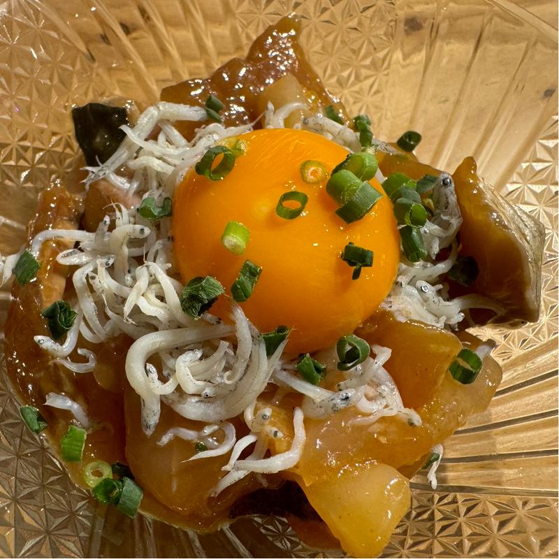 しらすぶっかけ海鮮ユッケ(シハチ鮮魚店 狸COMICHI店)