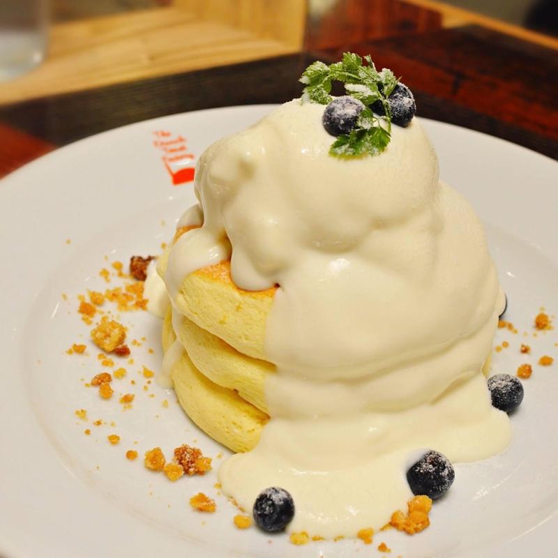 シルキーブランマンジェソースとフレッシュブルーベリーパンケーキ(メレンゲ都立大学店)