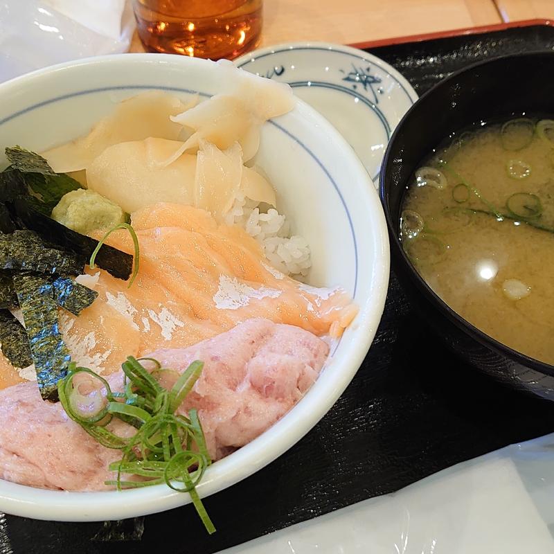 まぐろたたきとろサーモン丼(目利きの銀次 水道橋西口駅前店)