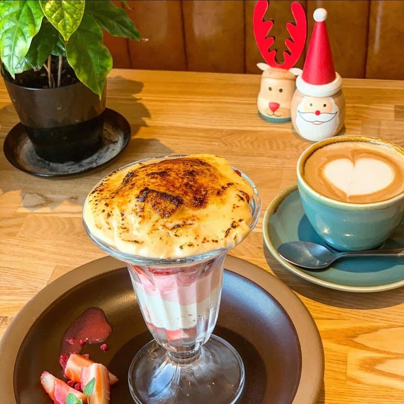いちごのブリュレパフェ(5 waters cafe)
