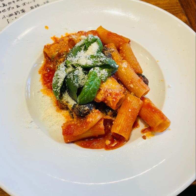 トマトとアンチョビ、バジル、オリーブのペンネ(Oggi)