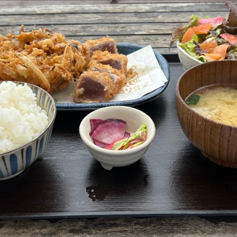 三崎マグロのレアカツ＆湘南しらすと三浦・鎌倉野菜のかき揚げ定食(海沿いの キコリ食堂)