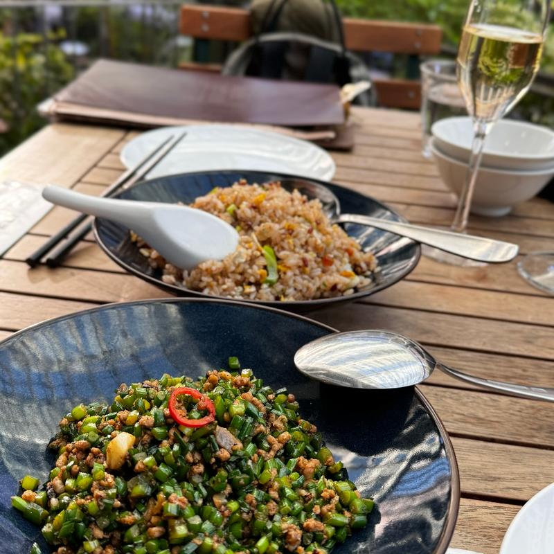 花ニラとピータン 豚挽肉のピリ辛炒め(富錦樹 台菜香檳)