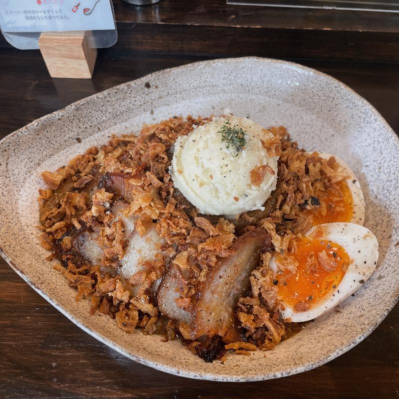 自家燻製豚カレーと煮卵(燻製カレー池田本店)