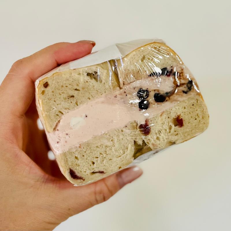 ストロベリー＆ブルーベリー(あおやぎベーグル)