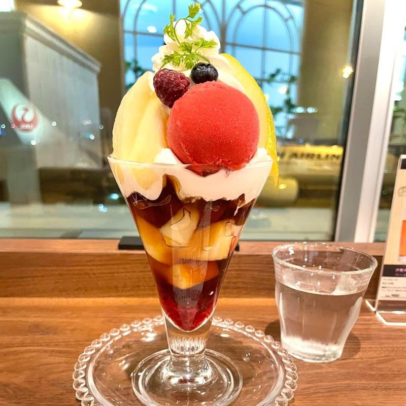 洋梨とフランボワーズのパフェ(キャンベル・アーリー 博多店)