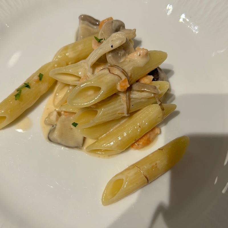 ショートパスタ　ペンネスモークサーモンときのこのクリームソース(サバティーニ・ディ・フィレンツェ 東京店 （SABATINI di Firenze）)