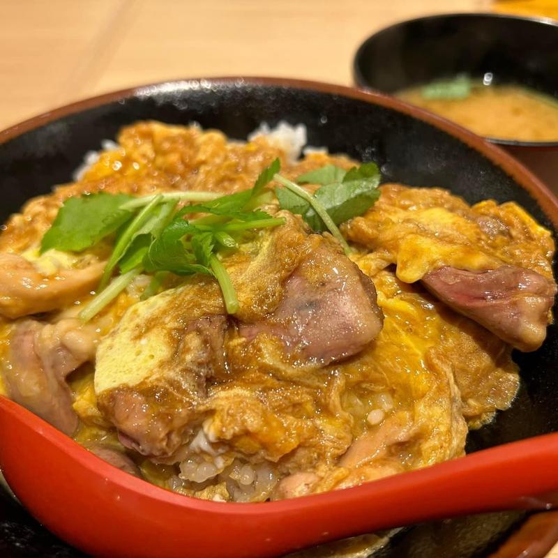 もつ入り親子丼(焼鳥のヒナタ JR塚本駅前店)