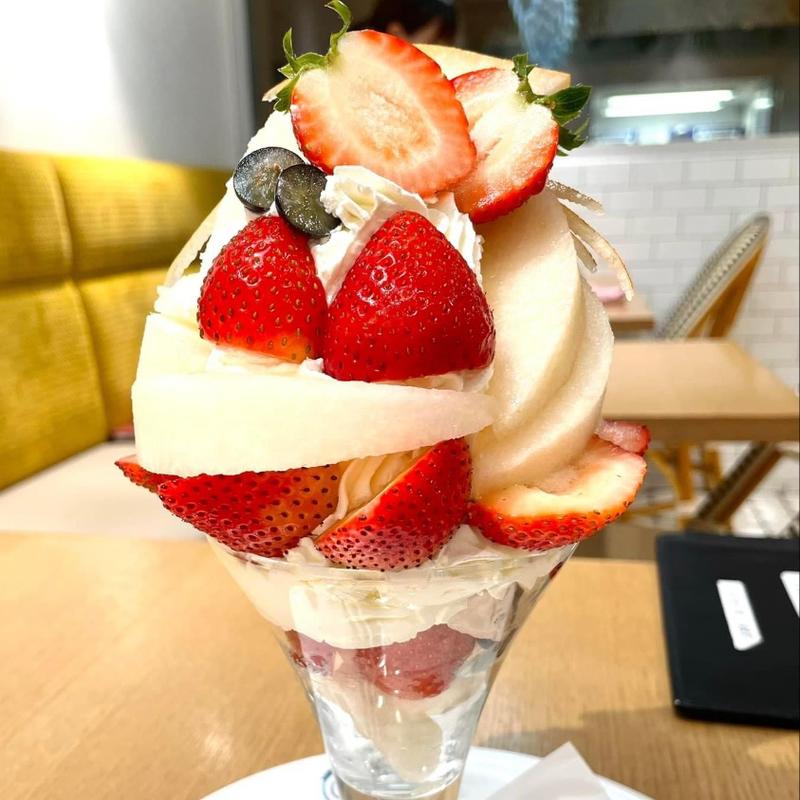 和梨と苺のパフェ(果実園リーベル 目黒店)