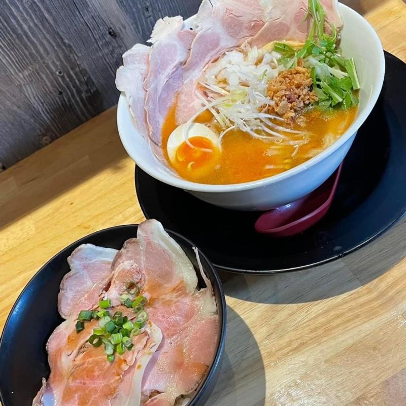 赤パイタンラーメン レアチャーシュー丼(麺のようじ)
