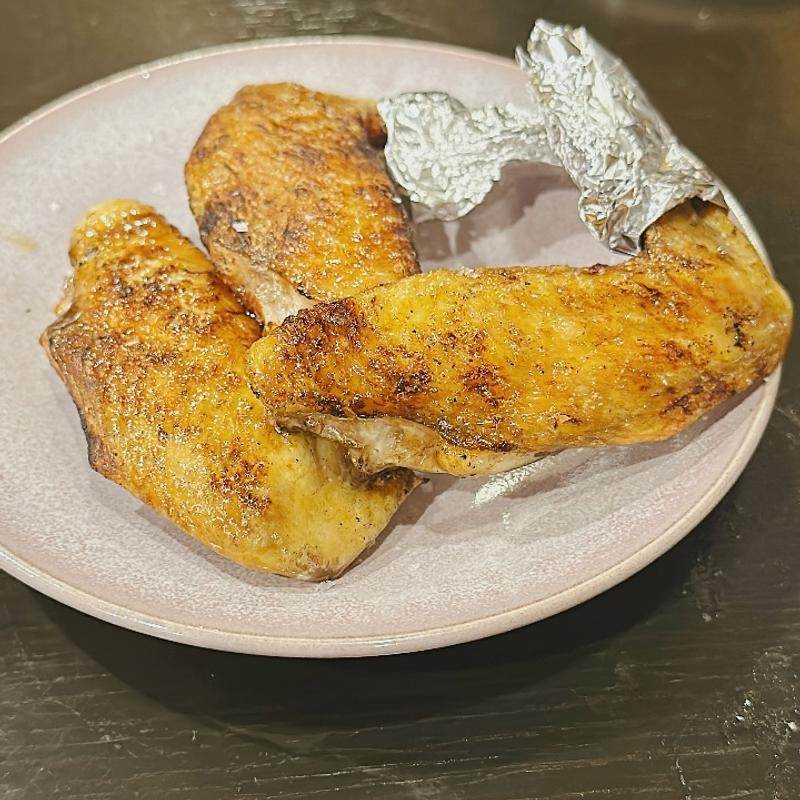 ほろほろ鳥の手羽先(炭火串焼き 隠家)