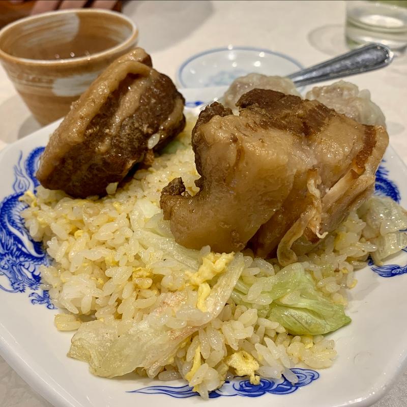 レタス入り豚角煮炒飯(大塚　幸龍軒)