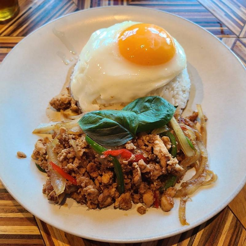 バイガパオ 鶏肉のガパオ炒めご飯～フライドエッグ添え～(BETELNUT THAI VIETNAMESE DIMSUM)