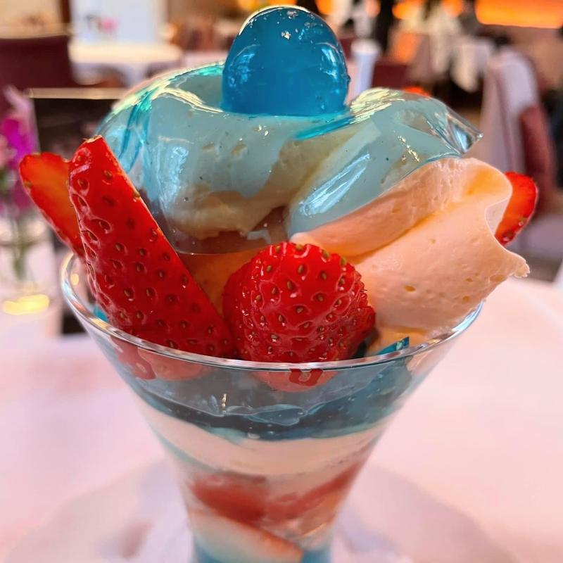 プリンセスパフェ 夢見るいちごとブルードレス(資生堂パーラー サロン・ド・カフェ 銀座本店)
