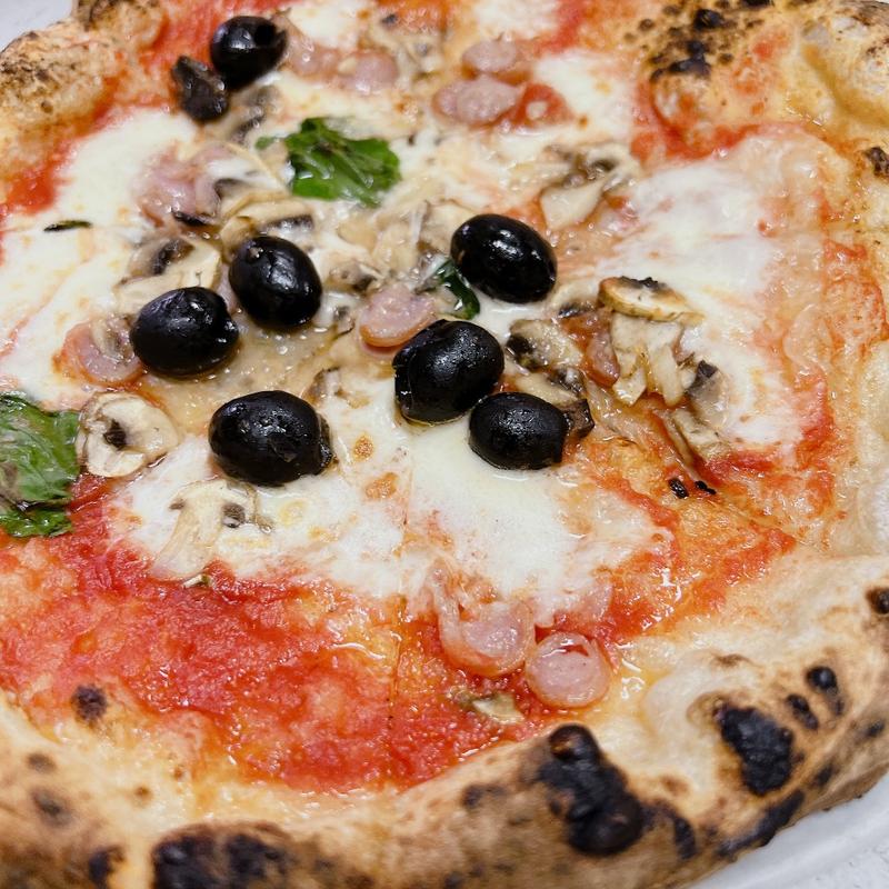 ソーセージとオリーブ、きのこのピッツァ(DA ISA)