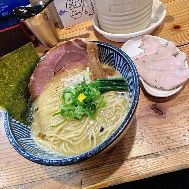 にぼ鶏しおらーめん＋伊勢赤どりの鶏チャーシュー(極麺 青二犀 （ゴクメン アオニサイ）)