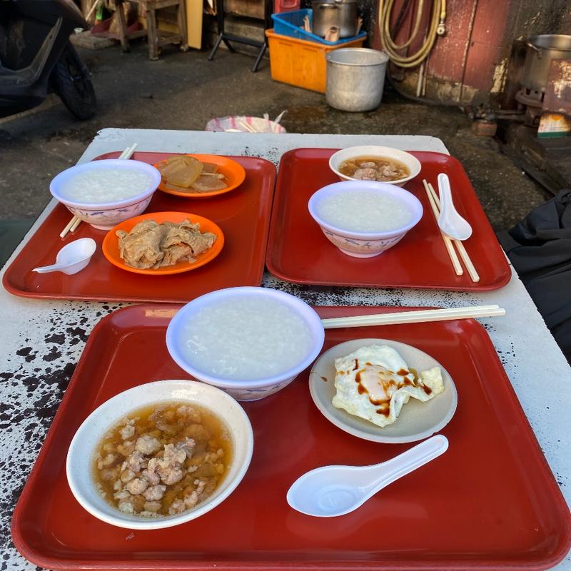 お粥と牛肉そぼろと目玉焼き(永楽市場清粥小菜)