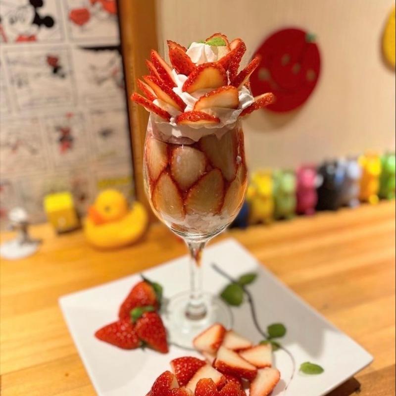 いちごパフェ（タワー）(気まぐれ )