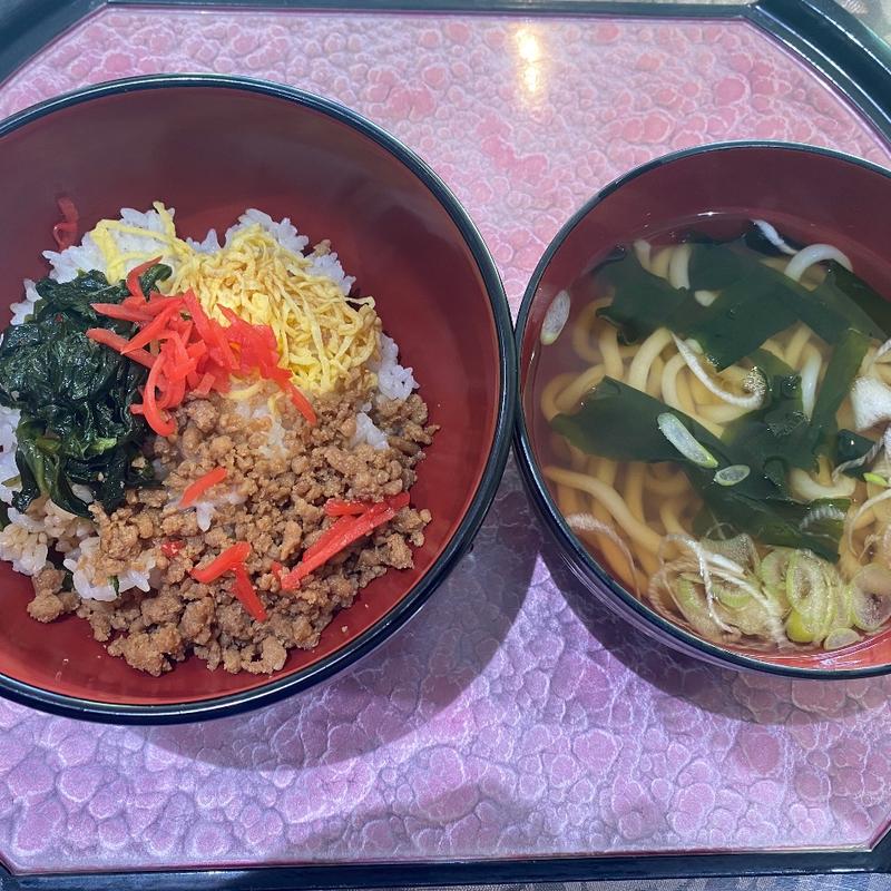 三色丼とミニうどん(きさいちカントリークラブ レストラン )